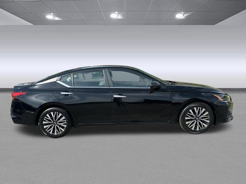 Used 2024 Nissan Altima 2.5 SV FWD image 2