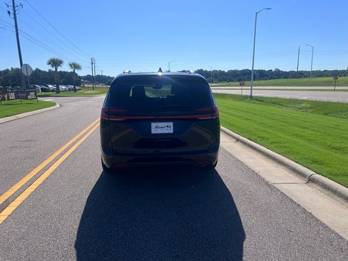 New 2027 Chrysler Pacifica Limited w/ S Appearance Package FWD image 5