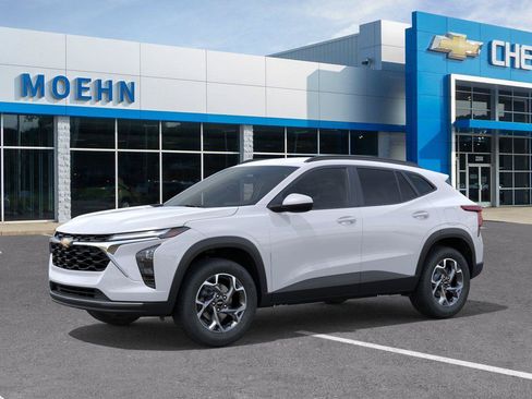 New 2026 Chevrolet Trax LT w/ LT Convenience Package FWD image 2
