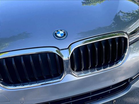 Used 2023 BMW 530e w/ Convenience Package image 32