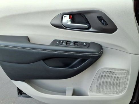 Used 2024 Chrysler Pacifica Touring-L image 22
