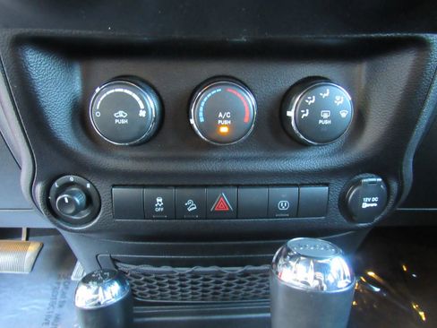 Used 2017 Jeep Wrangler Unlimited Sahara w/ Connectivity Group image 16