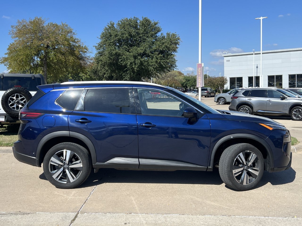 Used 2026 Nissan Rogue SL FWD image 3
