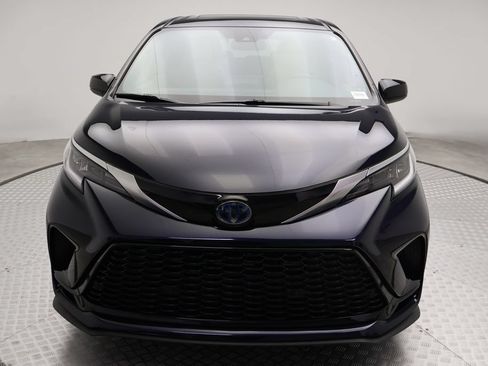 Used 2024 Toyota Sienna XSE FWD image 5