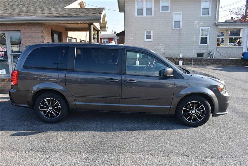 Used 2016 Dodge Grand Caravan SE FWD image 2