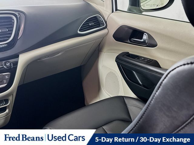 Used 2023 Chrysler Pacifica Touring-L FWD image 28