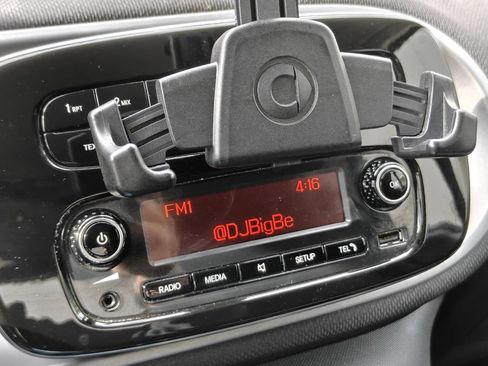 Used 2017 smart fortwo passion RWD image 21