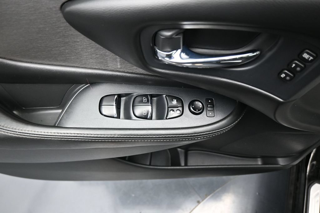 Used 2020 Nissan Murano SL w/ Moonroof Package AWD/4WD image 12
