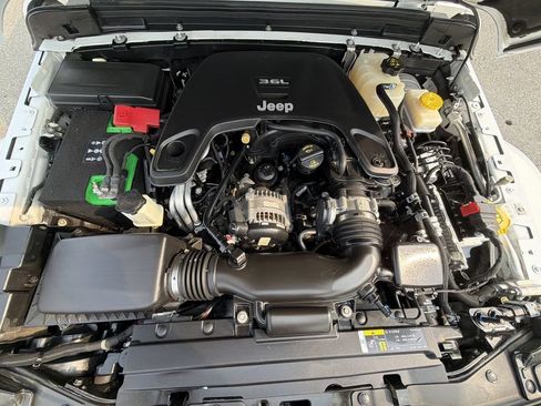Used 2018 Jeep Wrangler Unlimited Sahara AWD/4WD image 17