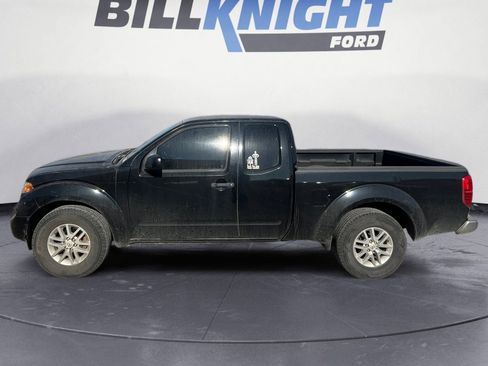 Used 2016 Nissan Frontier SV image 2