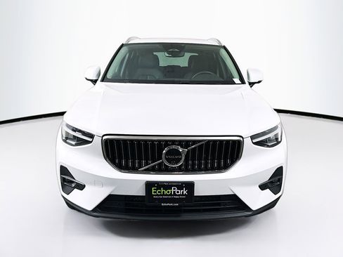 Used 2025 Volvo XC40 B5 Plus image 2