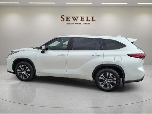 Used 2022 Toyota Highlander XLE FWD image 2