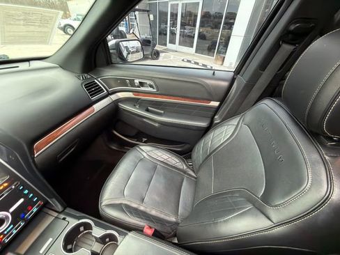 Used 2018 Ford Explorer Platinum image 24