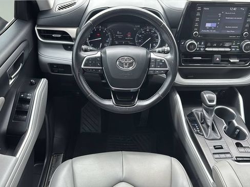 Used 2020 Toyota Highlander XLE AWD/4WD image 15
