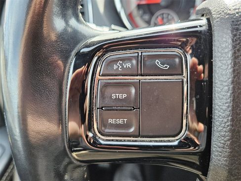 Used 2019 Dodge Grand Caravan SXT image 21