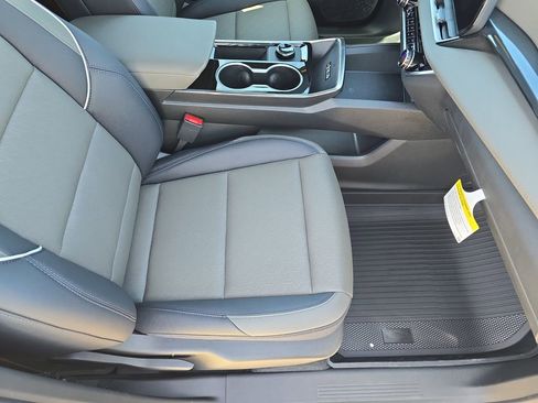 New 2026 Chevrolet Equinox LT w/ Convenience Package II FWD image 10