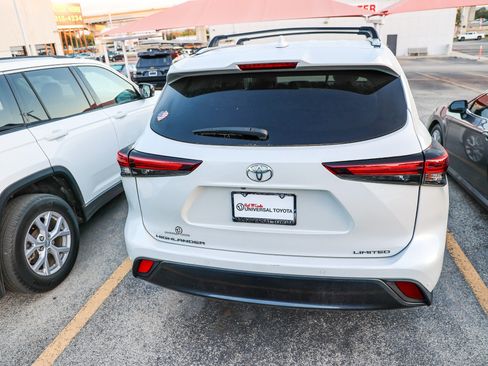 Used 2024 Toyota Highlander Limited FWD image 9