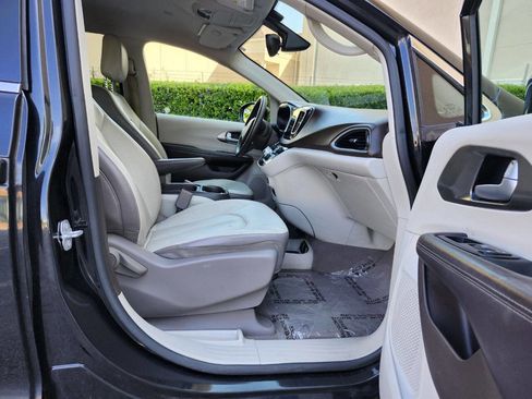 Used 2017 Chrysler Pacifica Touring-L w/ Tire & Wheel Group FWD image 5