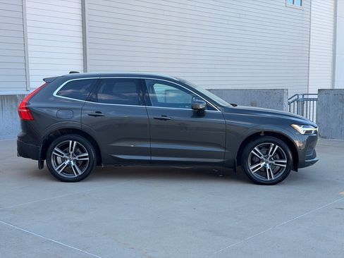 Used 2019 Volvo XC60 T5 Momentum w/ Premium Package FWD image 2