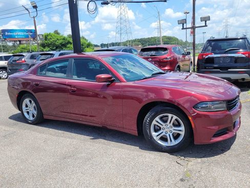 Used 2019 Dodge Charger SXT RWD image 2