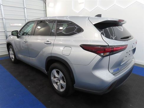 Used 2025 Toyota Highlander LE FWD image 7