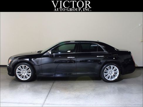 Used 2012 Chrysler 300 Limited RWD image 1