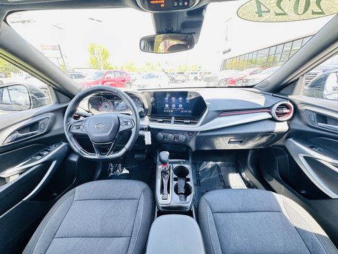 Used 2024 Chevrolet Trax RS FWD image 4