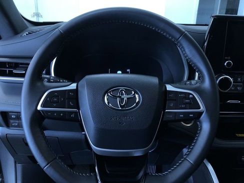 Used 2025 Toyota Highlander XSE AWD/4WD image 25