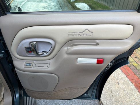 Used 1999 GMC Yukon Denali image 27