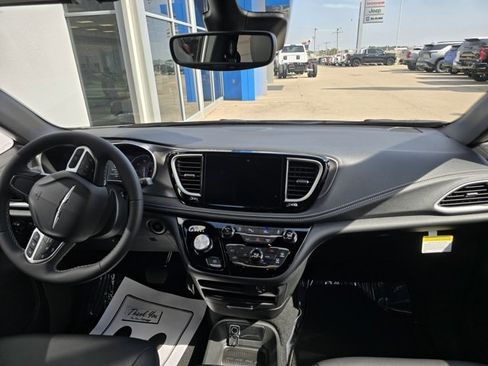 New 2026 Chrysler Pacifica Select image 10