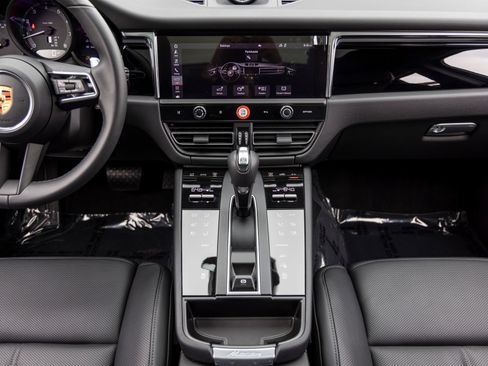 Certified 2026 Porsche Macan AWD/4WD image 47