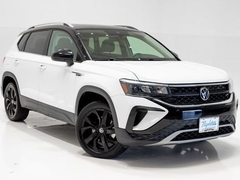 Used 2023 Volkswagen Taos SE w/ Panoramic Sunroof Package FWD image 5