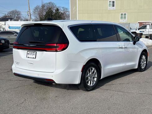 Certified 2024 Chrysler Pacifica Touring-L image 3