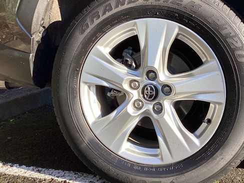 Used 2020 Toyota RAV4 XLE w/ Convenience Package image 6