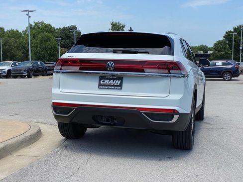 Used 2024 Volkswagen Atlas Cross Sport SE w/ Panoramic Sunroof Package AWD/4WD image 8