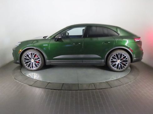 Certified 2025 Porsche Macan 4S Electric AWD/4WD image 2