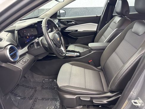 Used 2025 Chevrolet Trax LT w/ LT Convenience Package image 14