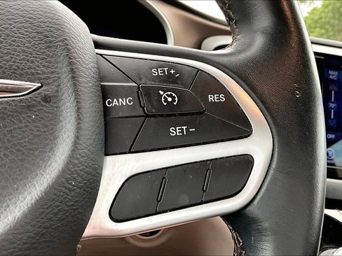 Used 2017 Chrysler Pacifica Touring-L w/ Tire & Wheel Group FWD image 16