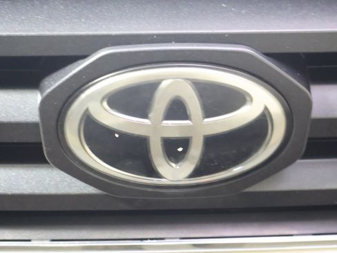 Used 2020 Toyota Tacoma SR5 AWD/4WD image 18