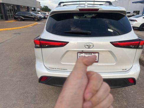 Used 2023 Toyota Highlander XLE image 4