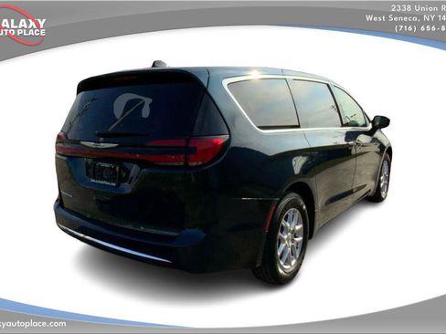 Used 2023 Chrysler Pacifica Touring-L FWD image 5