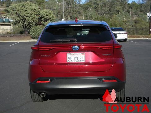 Certified 2022 Toyota Venza LE image 5