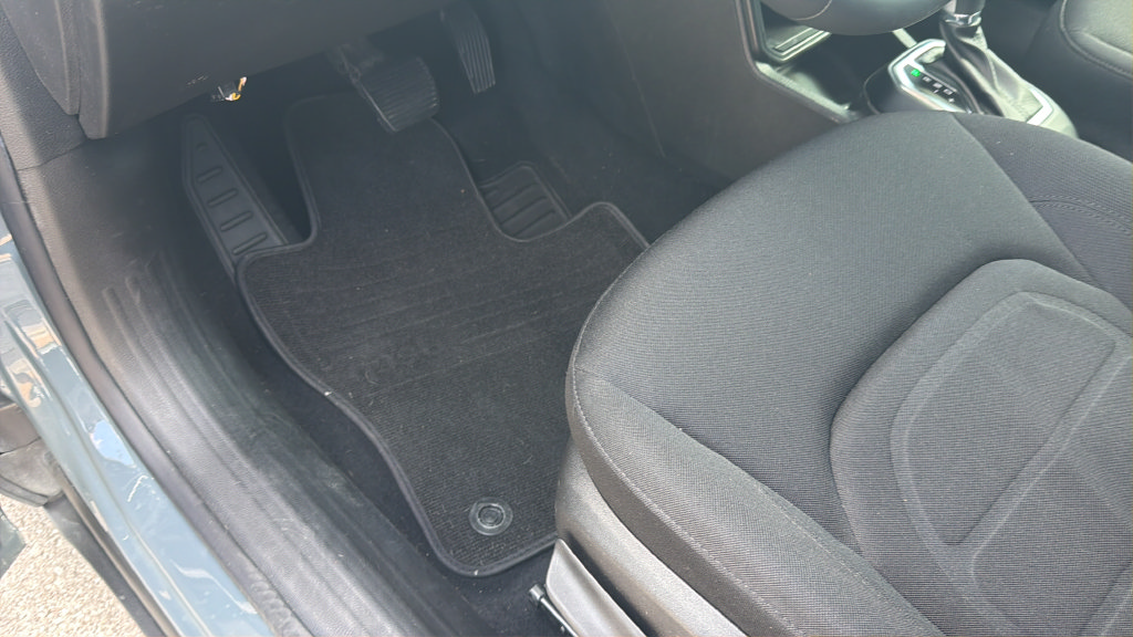 Used 2018 Jeep Renegade Latitude w/ UConnect 8.4 Nav Group FWD image 15