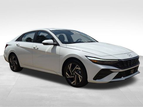 Used 2025 Hyundai Elantra Limited FWD image 4