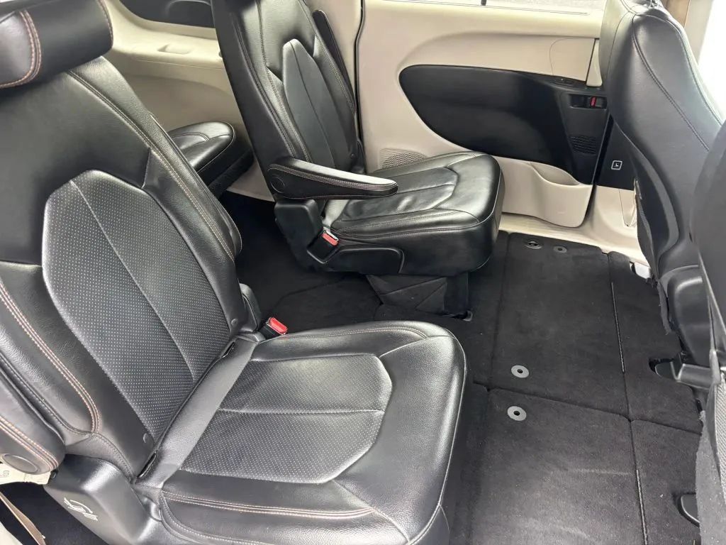 Used 2018 Chrysler Pacifica Touring-L FWD image 16
