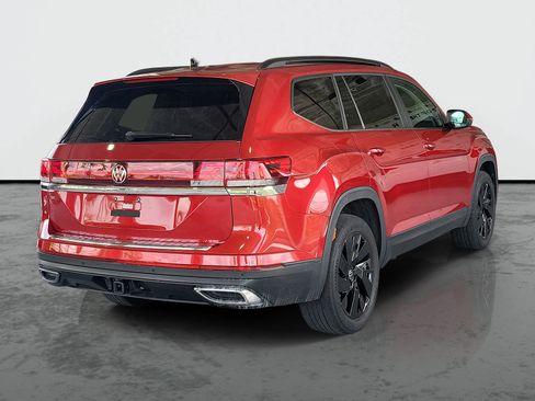 Used 2024 Volkswagen Atlas SE w/ Panoramic Sunroof Package FWD image 2