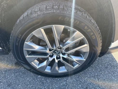 Used 2019 Toyota RAV4 Limited image 35