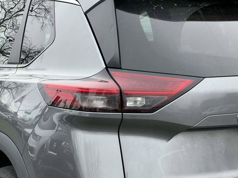 Used 2022 Nissan Rogue SV image 11