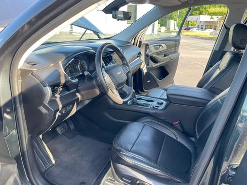Used 2018 Chevrolet Traverse LT w/ LPO, Black Accent Package FWD image 23
