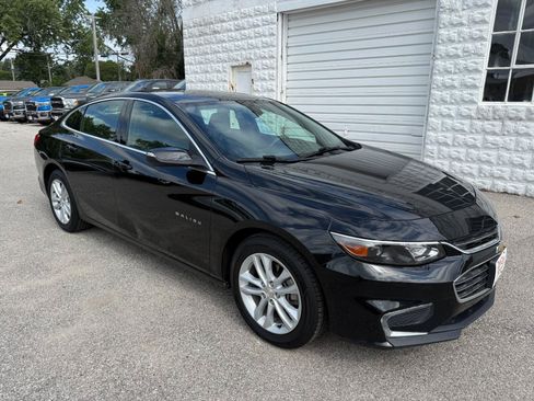 Used 2017 Chevrolet Malibu LT FWD image 3